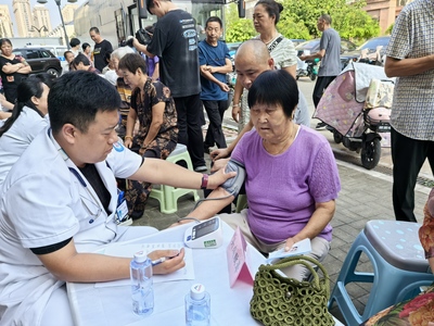 河北遷安 醫(yī)師節(jié)義診忙 進(jìn)社區(qū)送健康